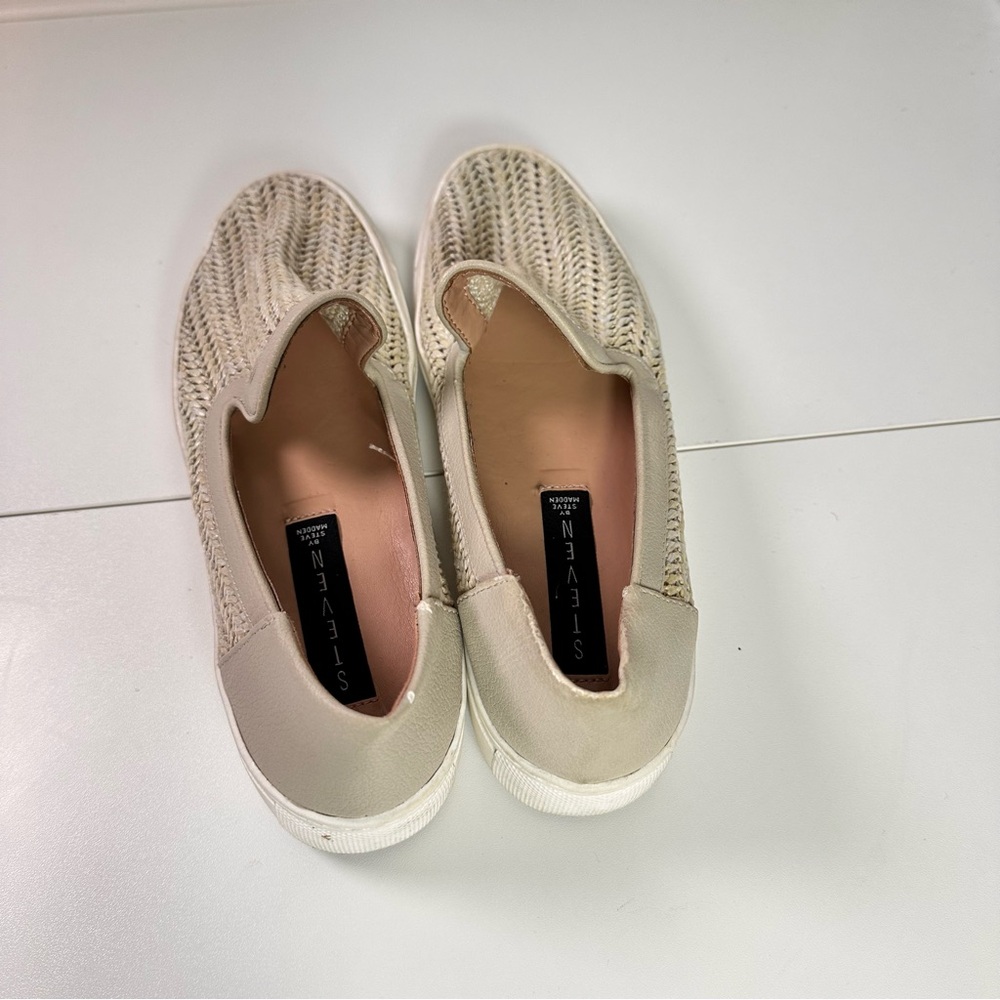 Steve Madden Kenner Woven Slip on Low Top Sneakers 
Size 6.5
Good condition